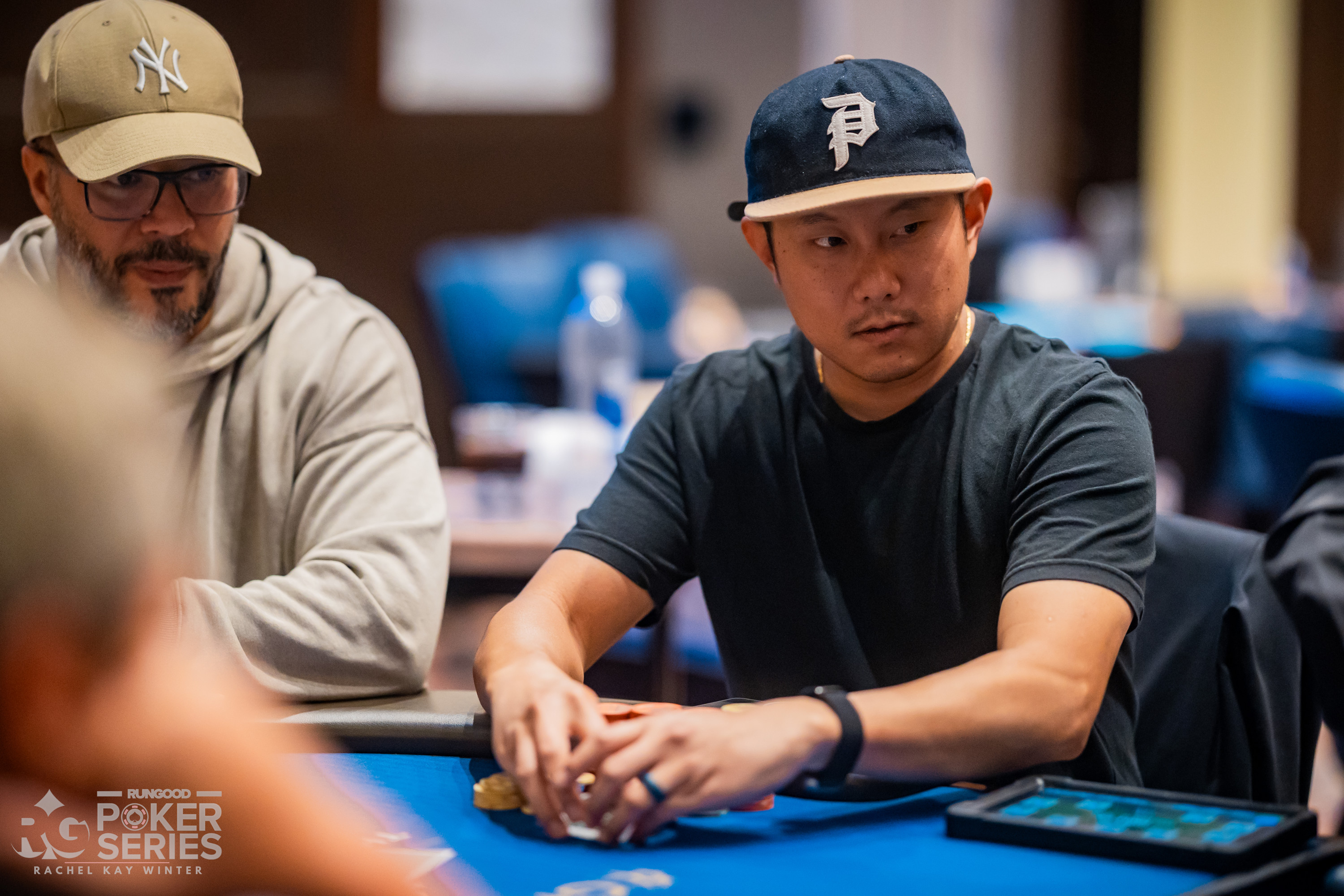 Xiong Thao 在 $400 PokerNews Cup 首日强势领跑，单日筹码占比近三成 - BG真人